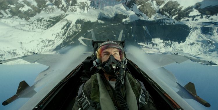 top gun: maverick pilotando