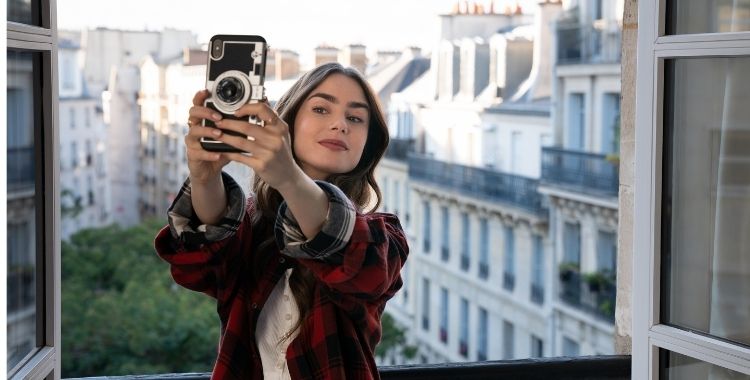 Emily em Paris Selfie