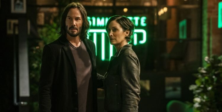 KEANU REEVES como Neo_ Thomas Anderson e CARRIE-ANNE MOSS como Trinity 